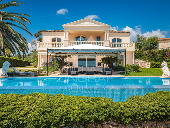 Villa with panoramic sea views overlooking the village of Saint-Tropez