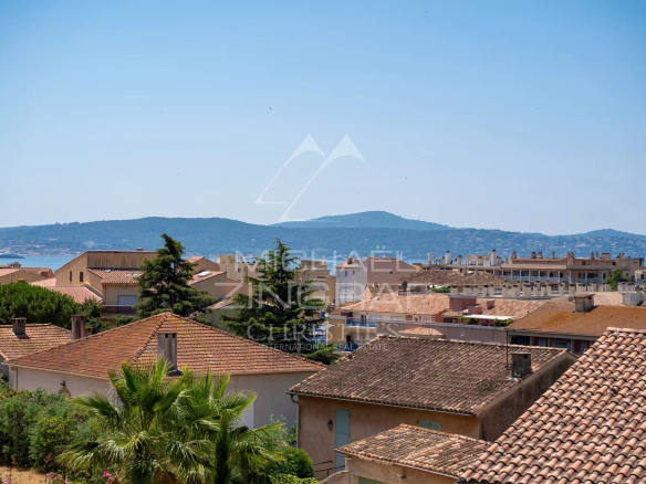 Vue panoramique sur les toits de Sainte-Maxime et le golfe de Saint-Tropez.