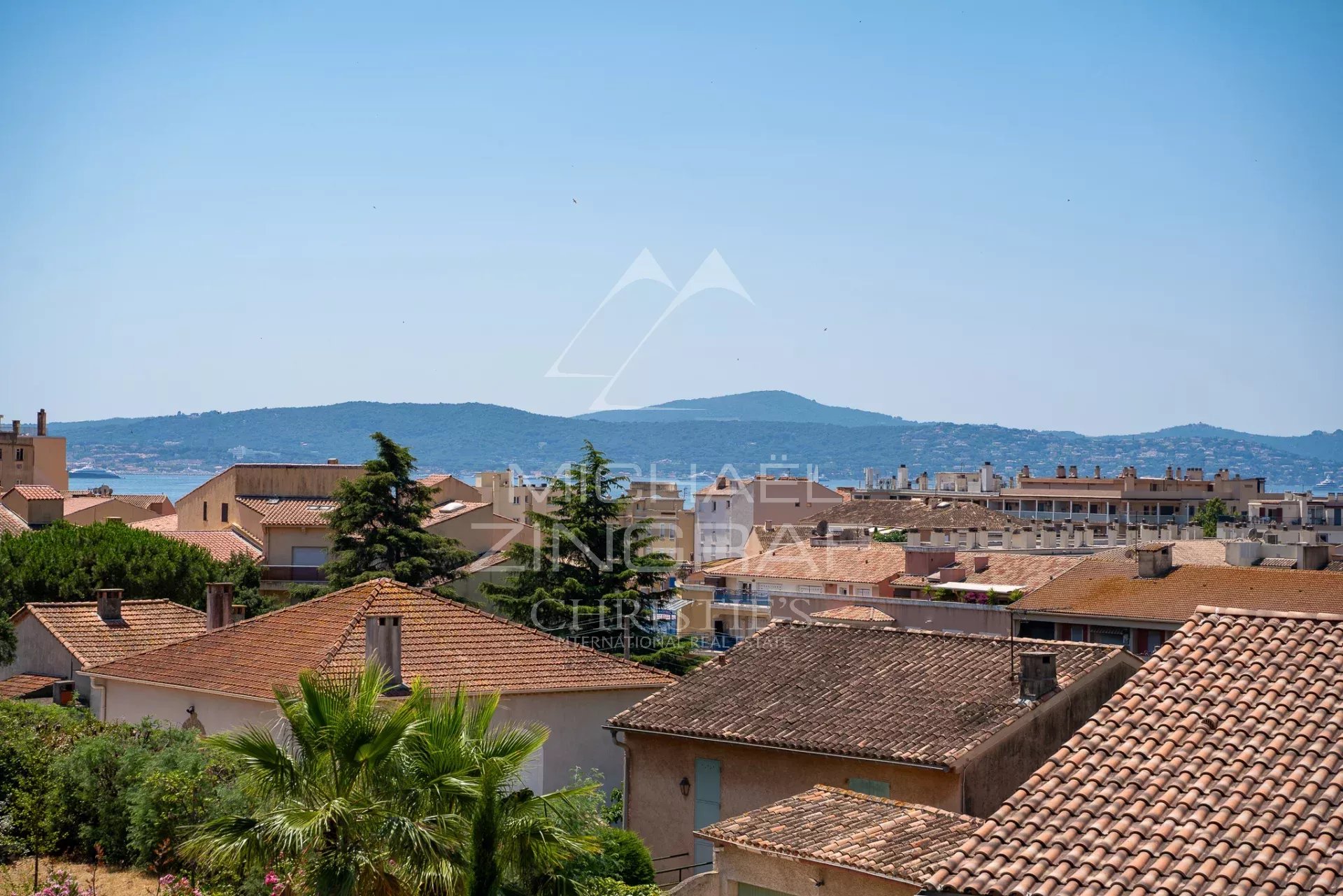 Vue sur Sainte-Maxime et le golfe de Saint-Tropez Vue panoramique sur les toits de Sainte-Maxime et le golfe de Saint-Tropez.