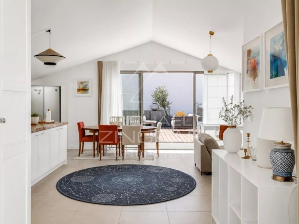 Intérieur d'un appartement moderne avec salon, salle à manger et accès à une terrasse.