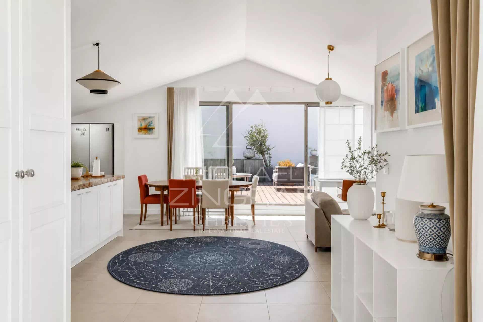 Appartement d’exception à Sainte-Maxime Intérieur d'un appartement moderne avec salon, salle à manger et accès à une terrasse.