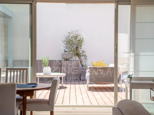 Vue intérieure d'un appartement avec terrasse à Sainte-Maxime, mobilier moderne et lumineux.