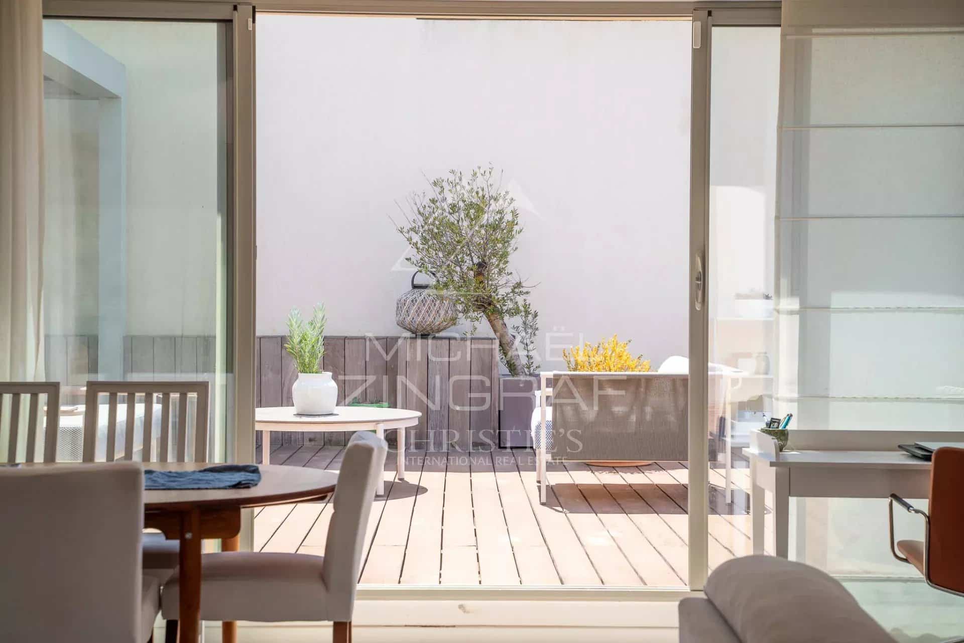 Appartement d’exception à Sainte-Maxime Vue intérieure d'un appartement avec terrasse à Sainte-Maxime, mobilier moderne et lumineux.