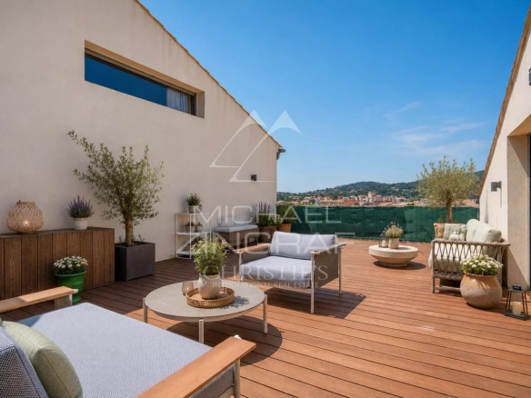 Terrasse en bois avec mobilier moderne à Sainte-Maxime, vue sur la ville et la nature environnante.
