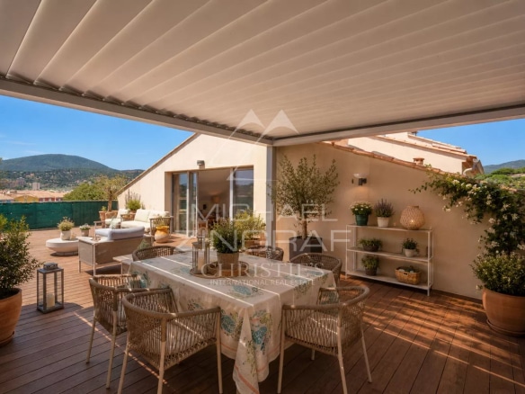 Terrasse d'un appartement avec mobilier moderne, vue sur collines à Sainte-Maxime.