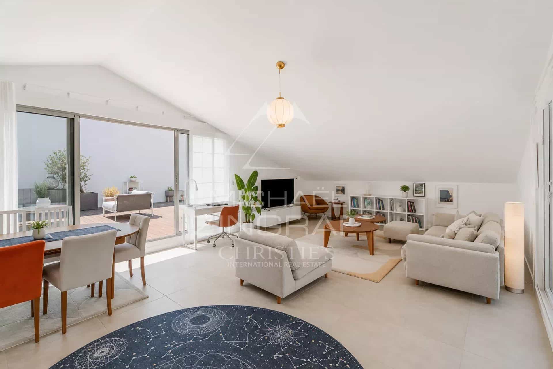 Appartement d’exception à Sainte-Maxime Intérieur d'un appartement lumineux avec salon, salle à manger et accès à une terrasse.