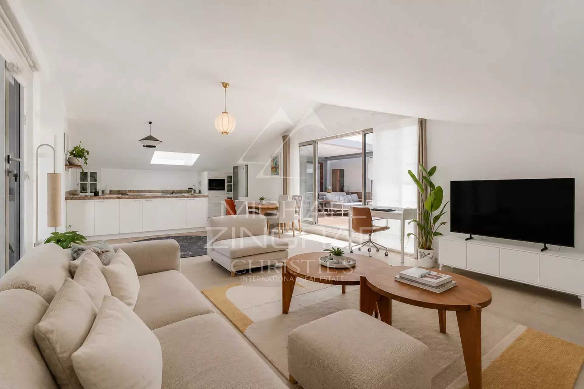 Salon d’un appartement d’exception à Sainte-Maxime Salon moderne d'un appartement à Sainte-Maxime avec canapé, table basse et télévision.