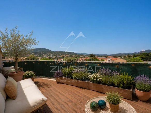 Terrasse d'un appartement à Sainte-Maxime avec vue sur les collines et la végétation environnante.