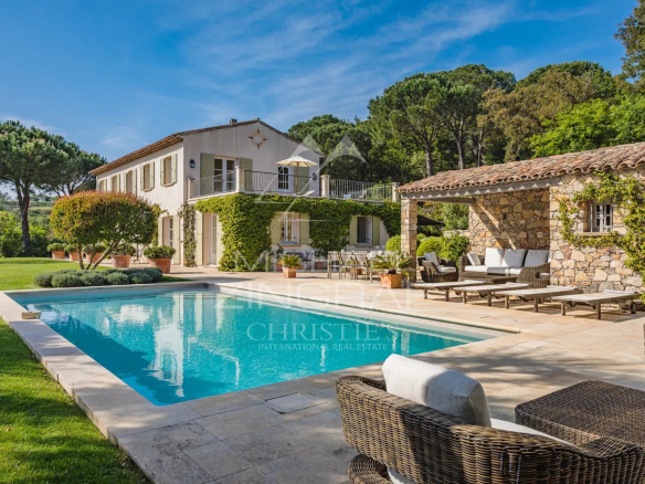 Villa provençale avec piscine et jardin à Ramatuelle, France.