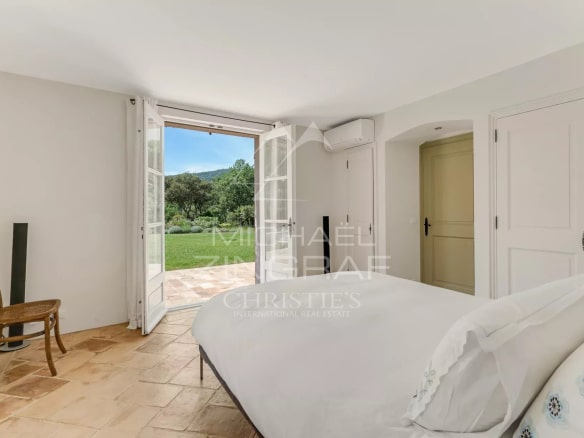 Chambre d'une villa provençale à Ramatuelle avec vue sur le jardin.