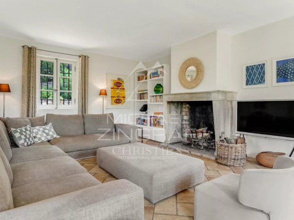 Intérieur d'une villa provençale à Ramatuelle avec salon lumineux et cheminée.