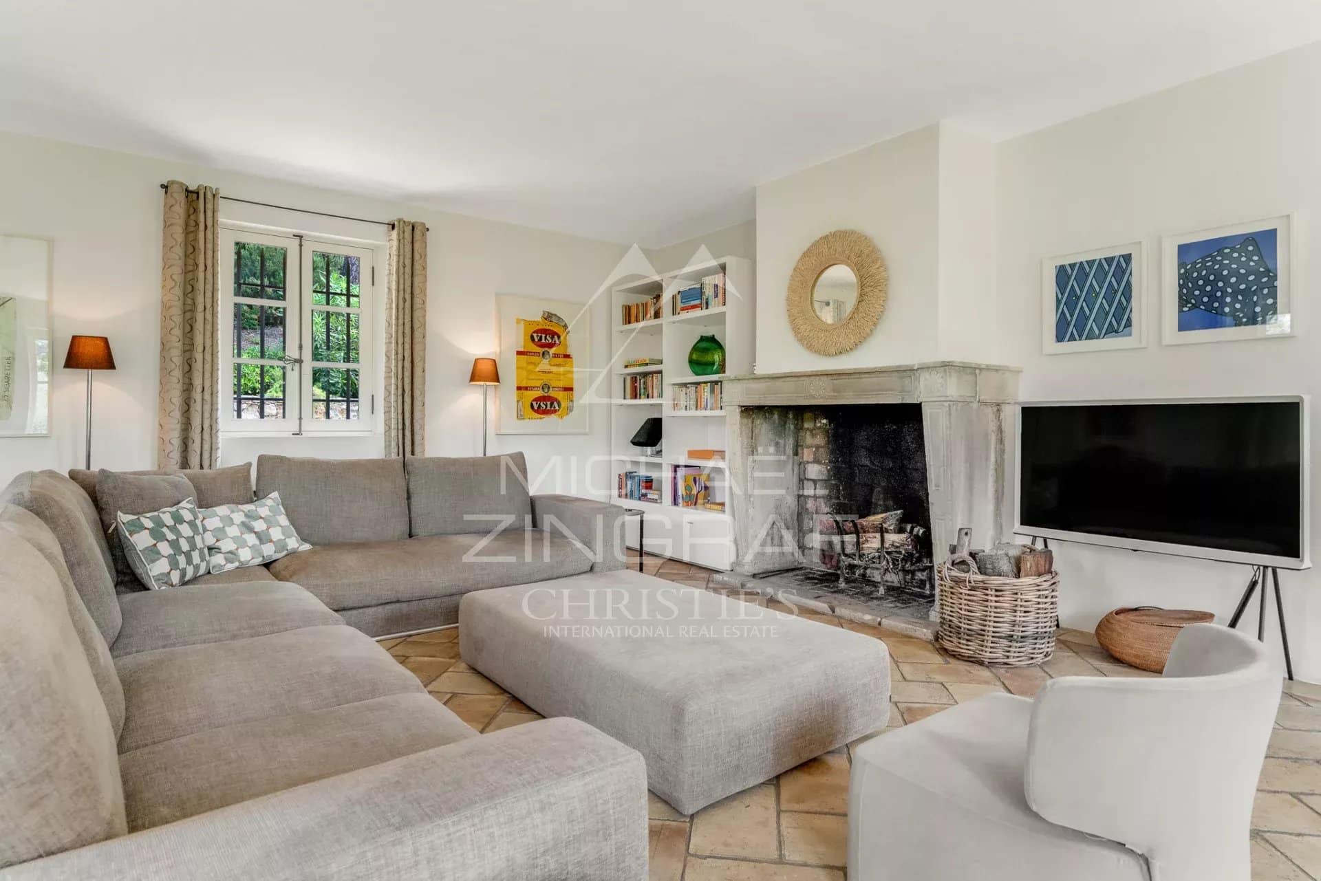 Intérieur d'une villa provençale à Ramatuelle avec salon lumineux et cheminée.