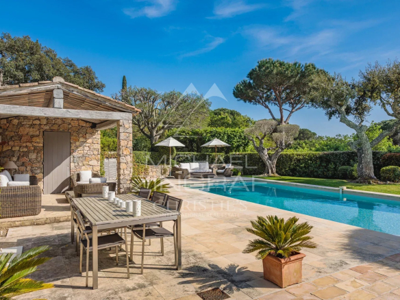 Villa provençale avec jardin, pool house et piscine à Ramatuelle.