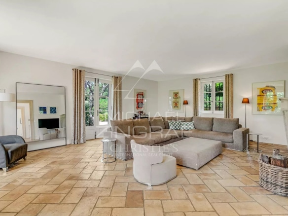 Intérieur d'une villa provençale à Ramatuelle avec un salon spacieux et lumineux.