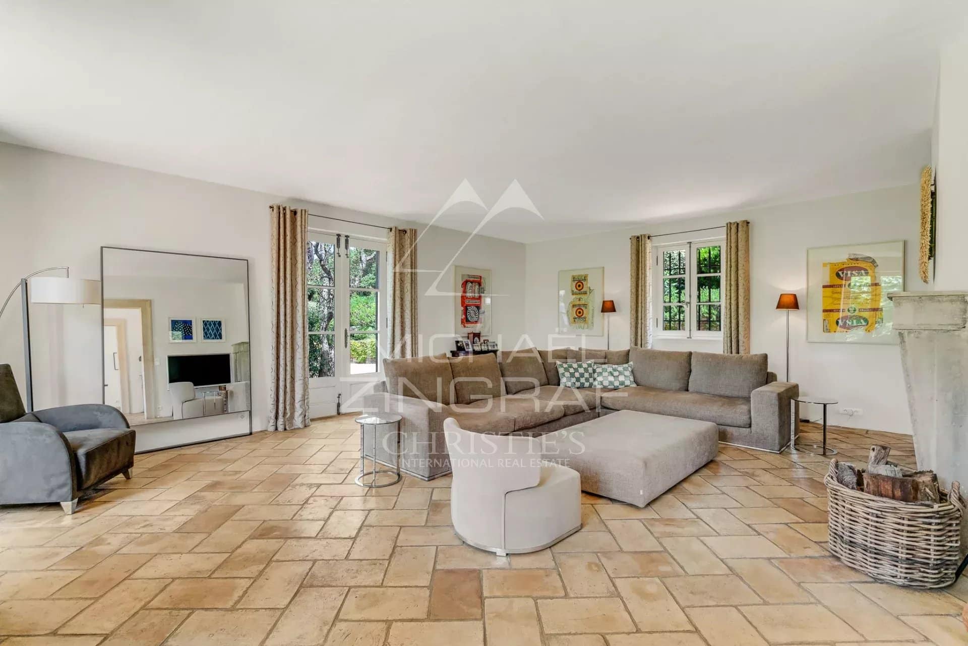 Intérieur d'une villa provençale à Ramatuelle avec un salon spacieux et lumineux.