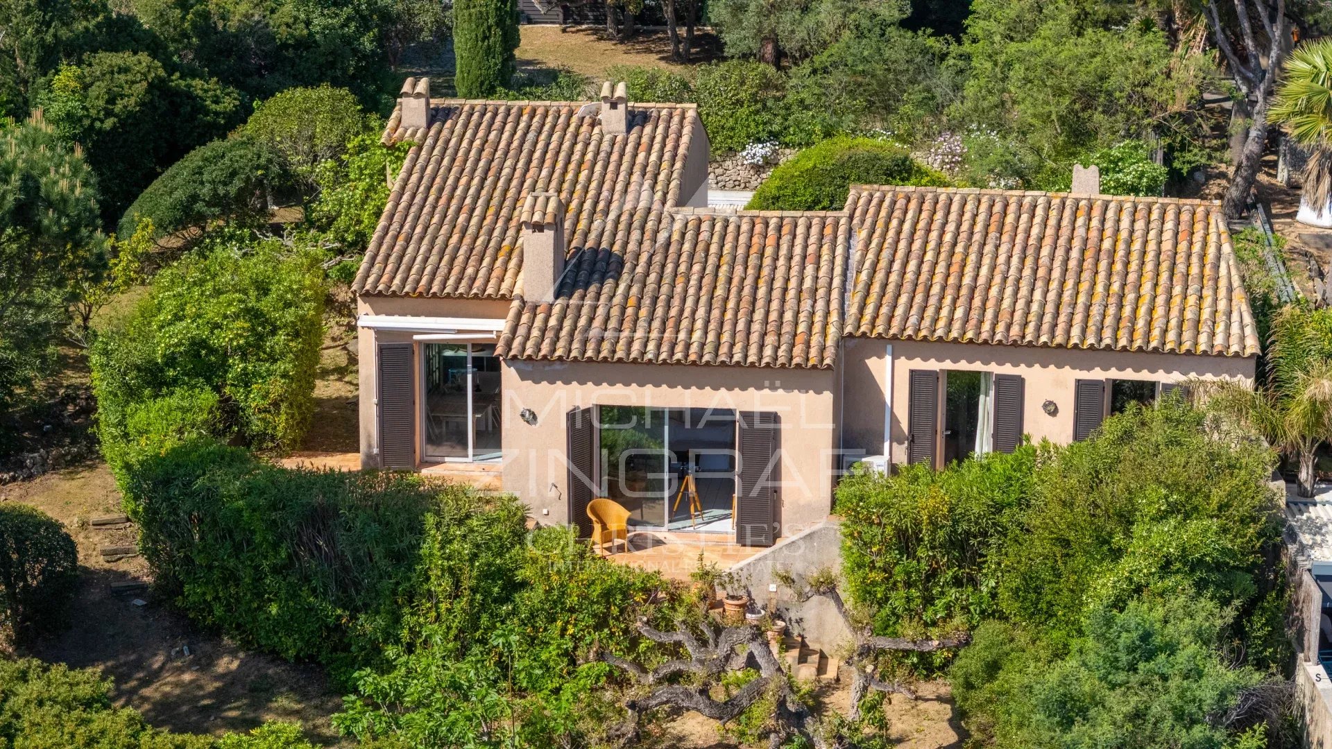 Maison des années 70-80 avec vue sur la mer, située dans un domaine privé à Escalet, Ramatuelle.