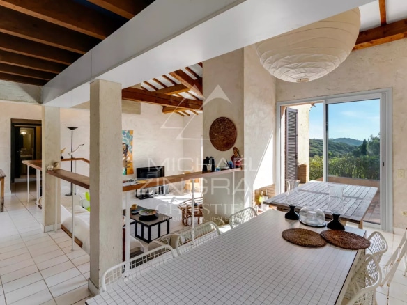 Intérieur d'une maison à Ramatuelle avec vue sur la mer, mobilier moderne et lumière naturelle.