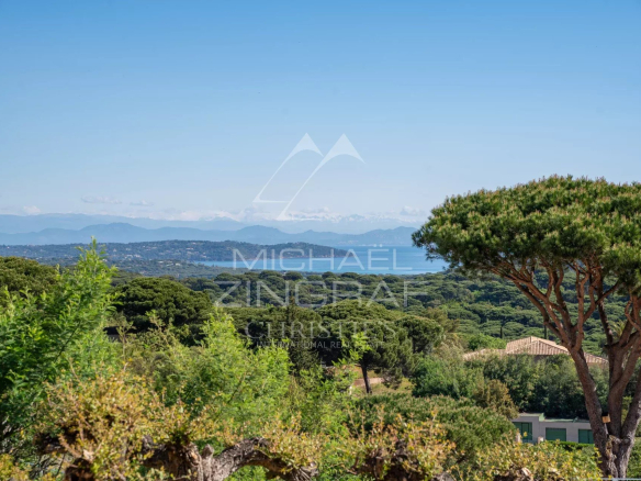 Vue panoramique sur la mer et la végétation environnante à Escalet, Ramatuelle.