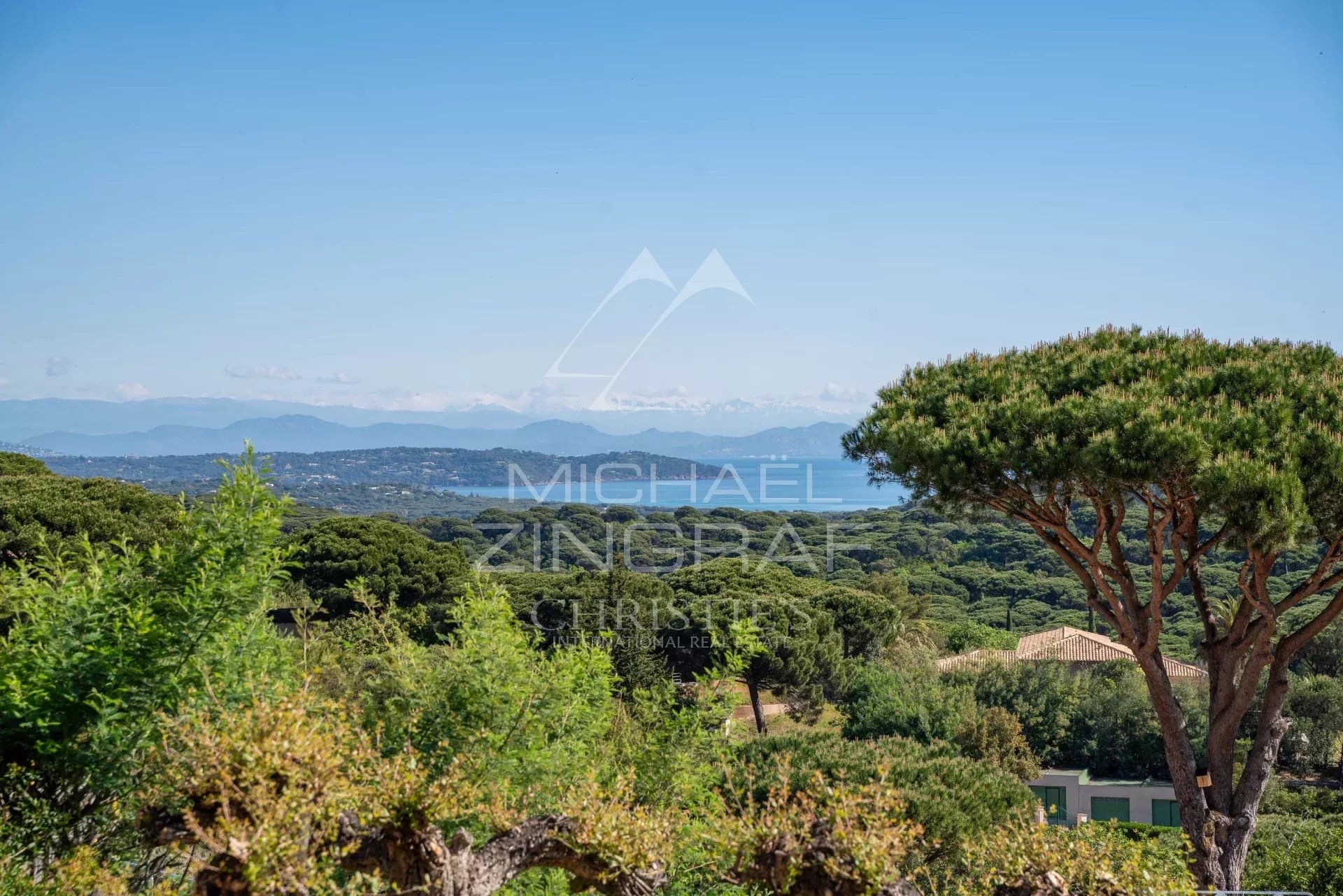 Vue panoramique sur la mer et la végétation environnante à Escalet, Ramatuelle.