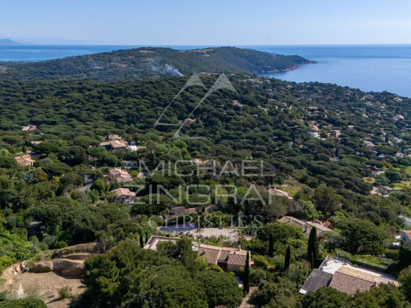 Vue aérienne de la région de l'Escalet à Ramatuelle, avec vue sur la mer et la végétation environnante.