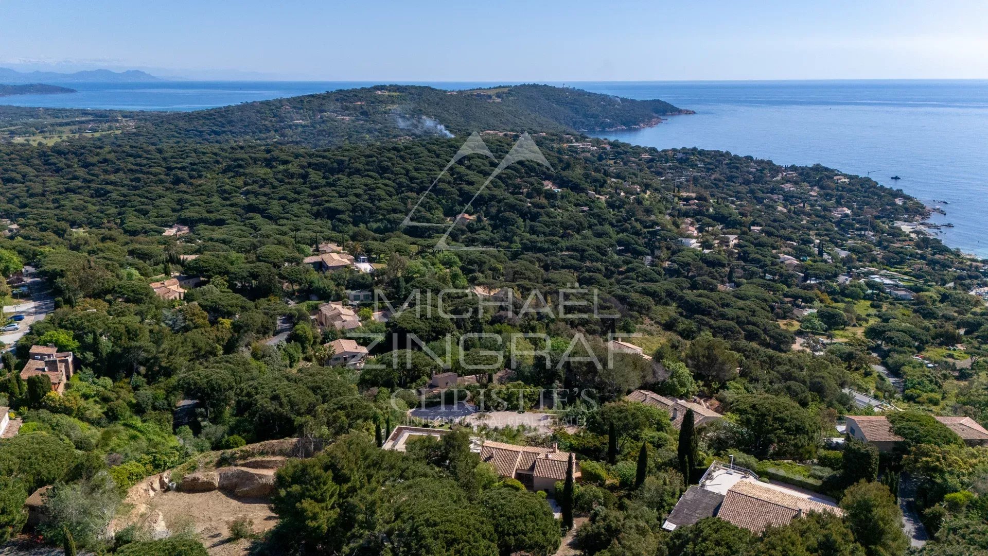 Vue aérienne de la région de l'Escalet à Ramatuelle, avec vue sur la mer et la végétation environnante.