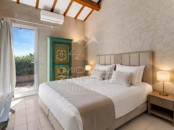 Chambre d'une maison rénovée avec vue sur la mer, située à Escalet, Ramatuelle.