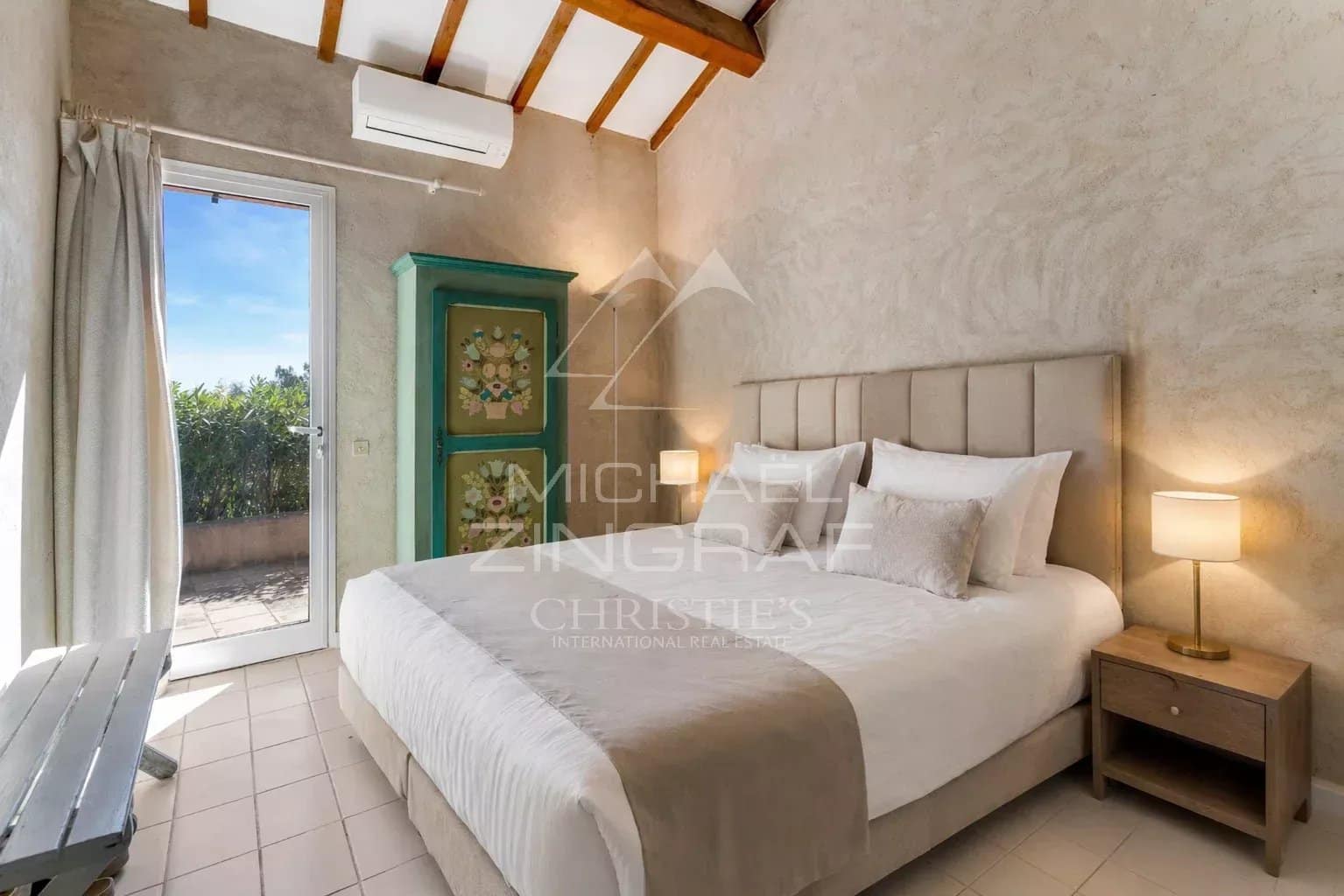 Chambre d'une maison rénovée avec vue sur la mer, située à Escalet, Ramatuelle.