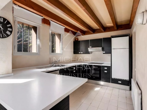 Cuisine moderne dans une maison à rénover avec vue sur la mer.