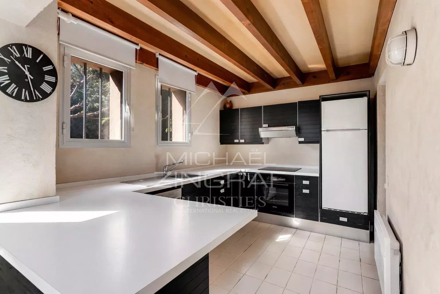 Cuisine moderne dans une maison à rénover avec vue sur la mer.