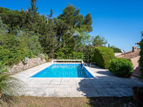 Piscine entourée de verdure dans une propriété à Ramatuelle.