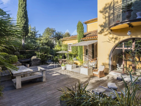 Terrasse d'un appartement rénové avec vue sur la mer à Gassin, entourée de verdure.