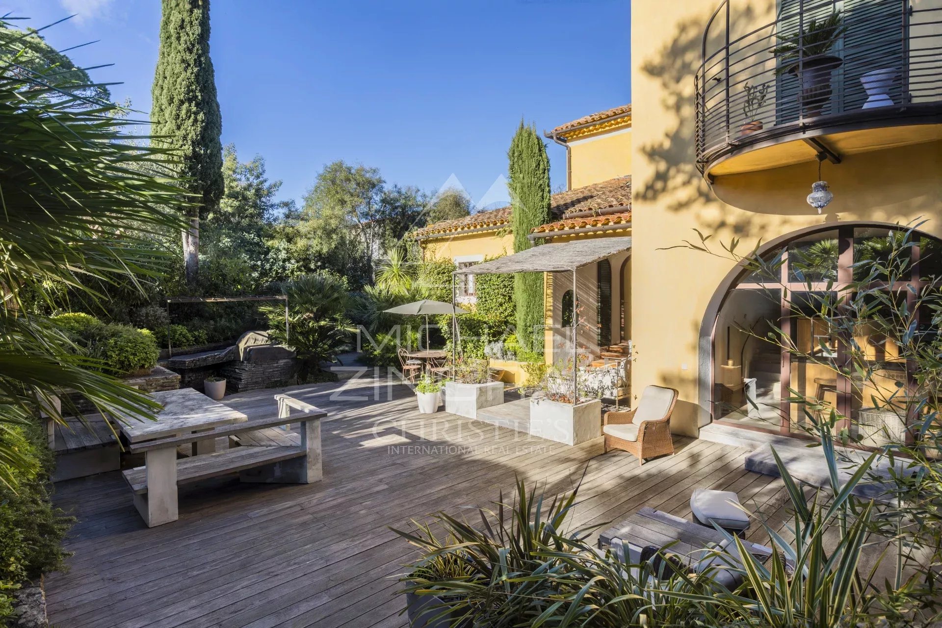Terrasse d'un appartement rénové avec vue sur la mer à Gassin, entourée de verdure.