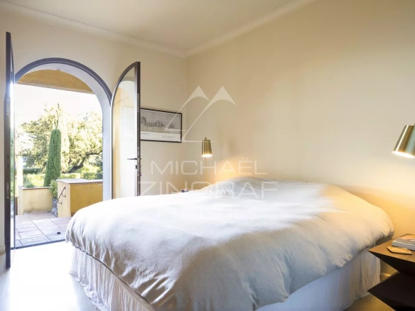 Chambre d'un appartement rénové avec vue sur la mer à Gassin, avec une porte ouverte sur l'extérieur.