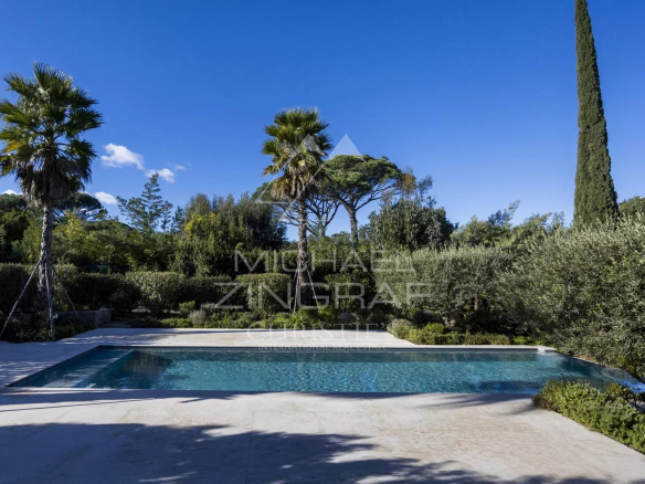 Piscine entourée de végétation dans une propriété à Gassin