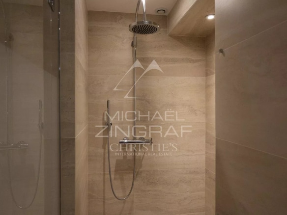 Salle de bain moderne avec douche en marbre dans un appartement à Gassin.