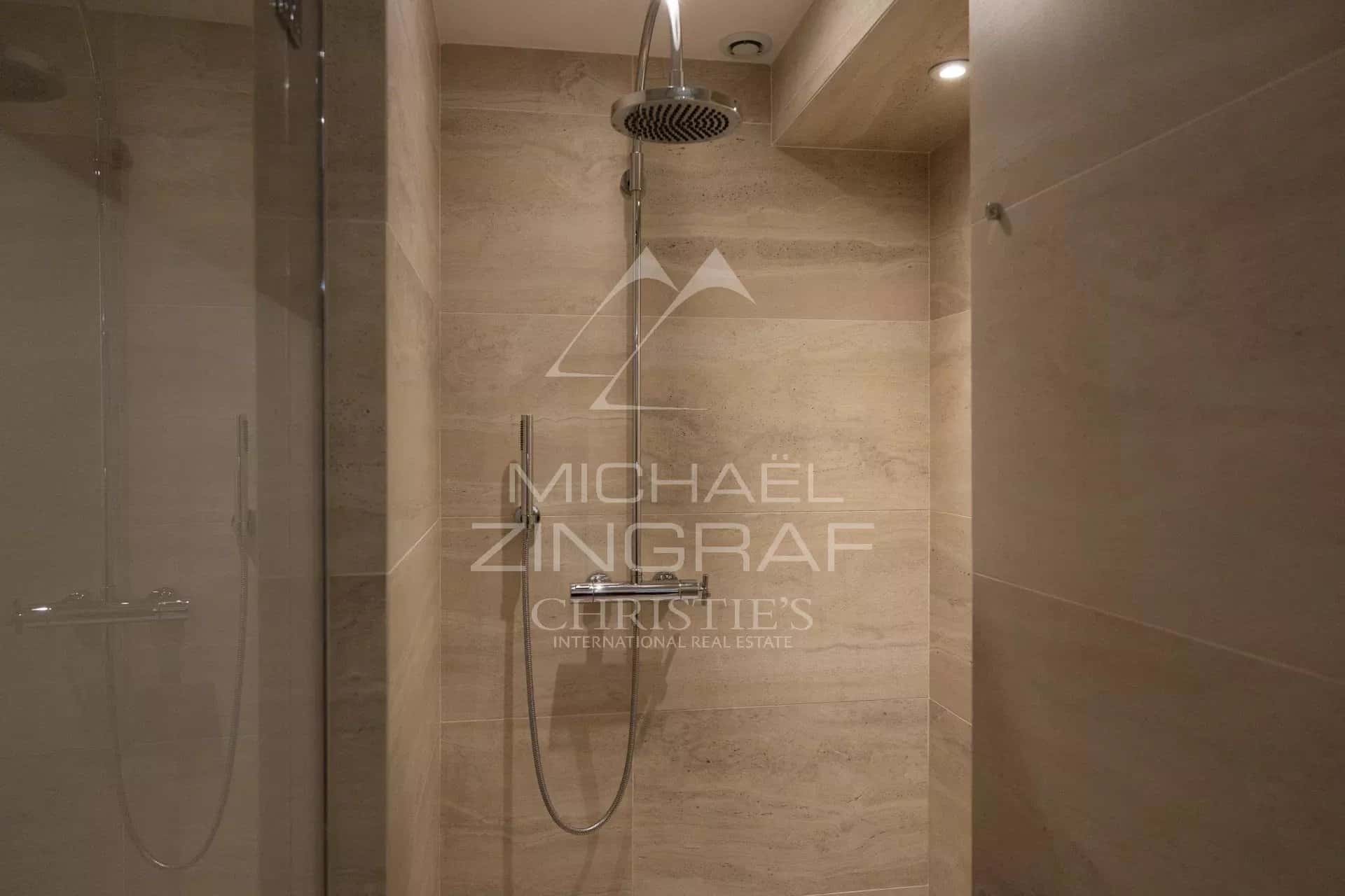 Salle de bain moderne avec douche en marbre dans un appartement à Gassin.
