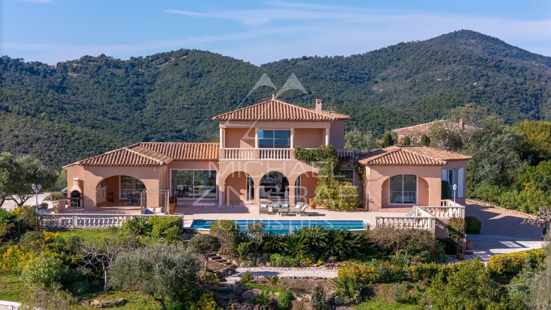 Villa avec piscine et vue sur la mer, entourée de collines aux Issambres.