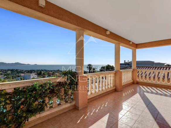 Terrasse d'une villa aux Issambres avec vue panoramique sur la mer Méditerranée.
