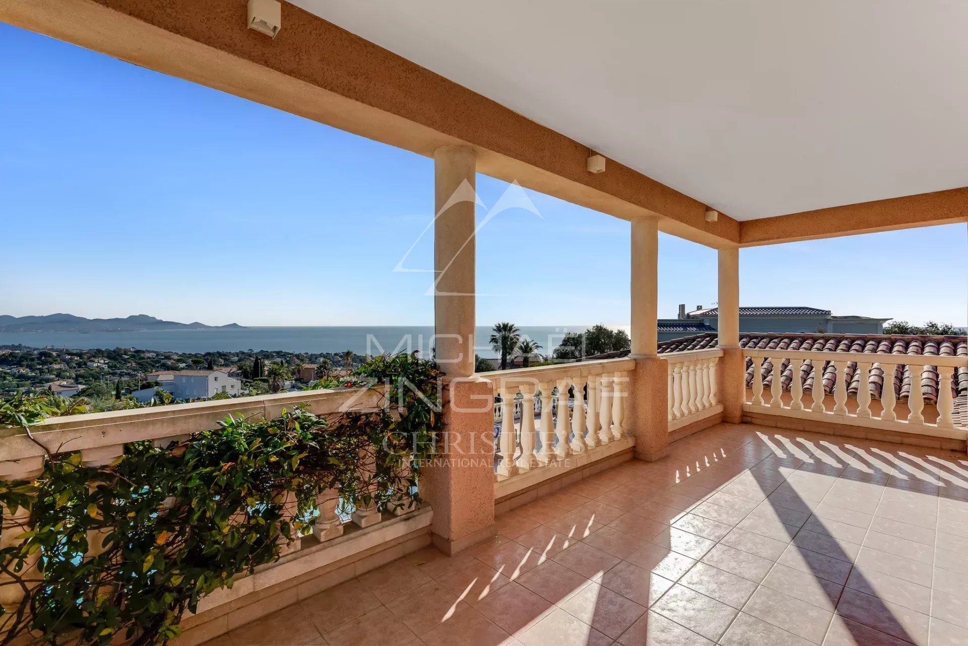 Terrasse d'une villa aux Issambres avec vue panoramique sur la mer Méditerranée.