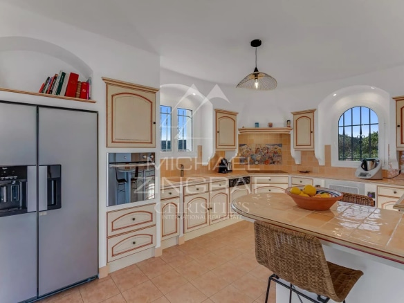 Cuisine spacieuse et lumineuse d'une villa aux Issambres avec vue sur la mer.