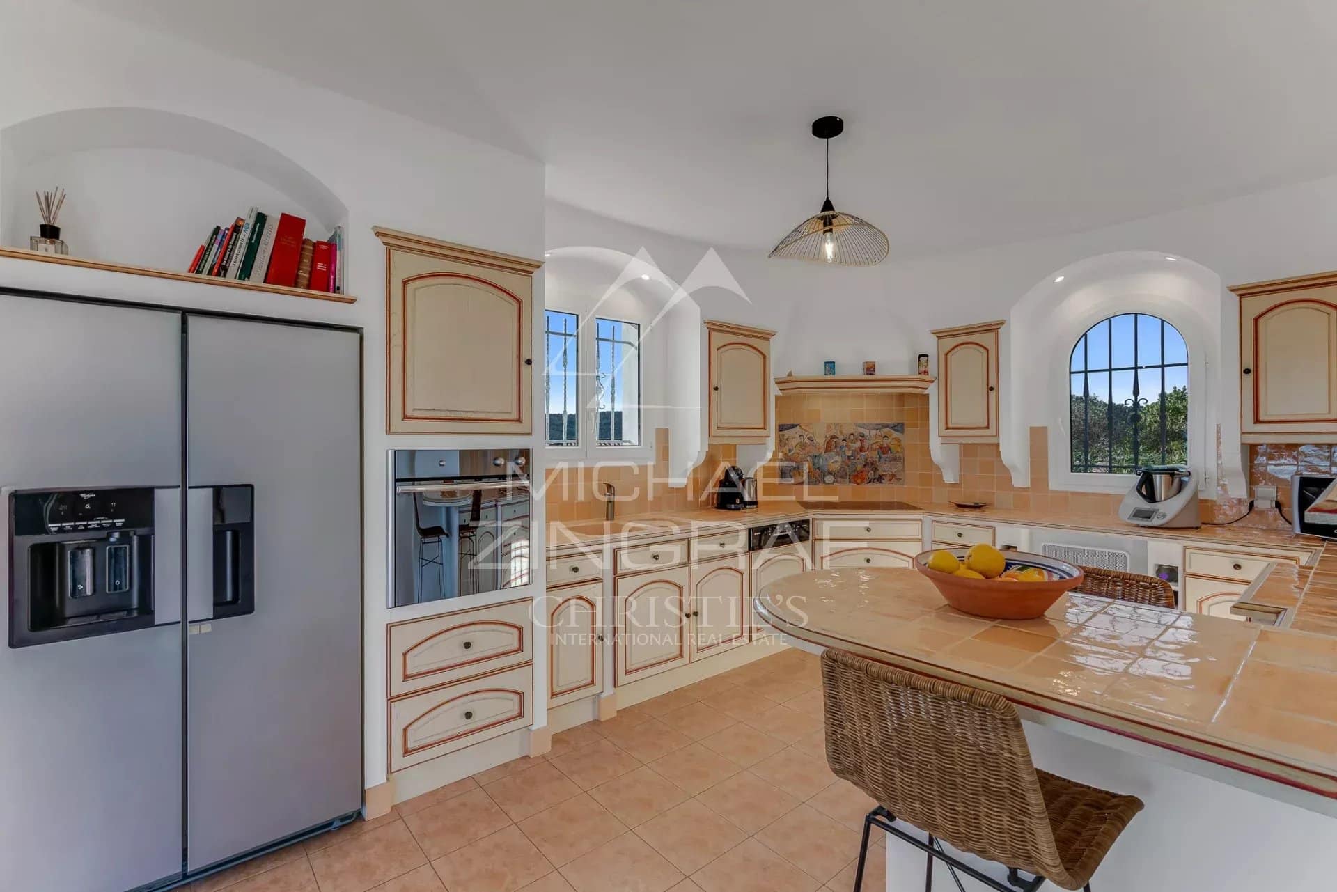 Cuisine spacieuse et lumineuse d'une villa aux Issambres avec vue sur la mer.