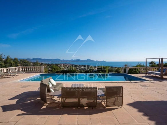 Villa avec piscine et vue panoramique sur la mer Méditerranée aux Issambres, Roquebrune-sur-Argens.