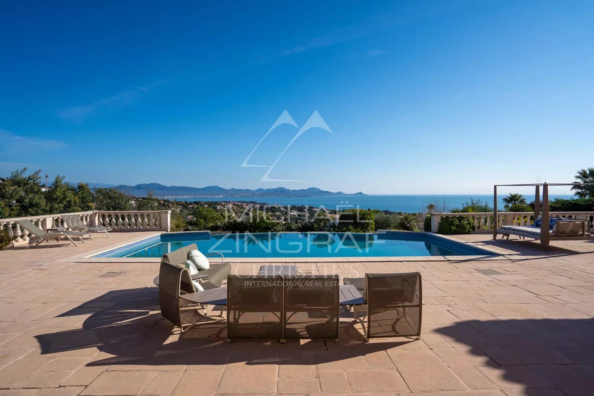 Villa avec piscine et vue panoramique sur la mer Méditerranée aux Issambres, Roquebrune-sur-Argens.