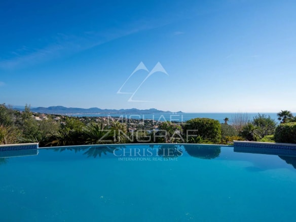 Vue panoramique sur la mer depuis une villa aux Issambres, Roquebrune-sur-Argens.