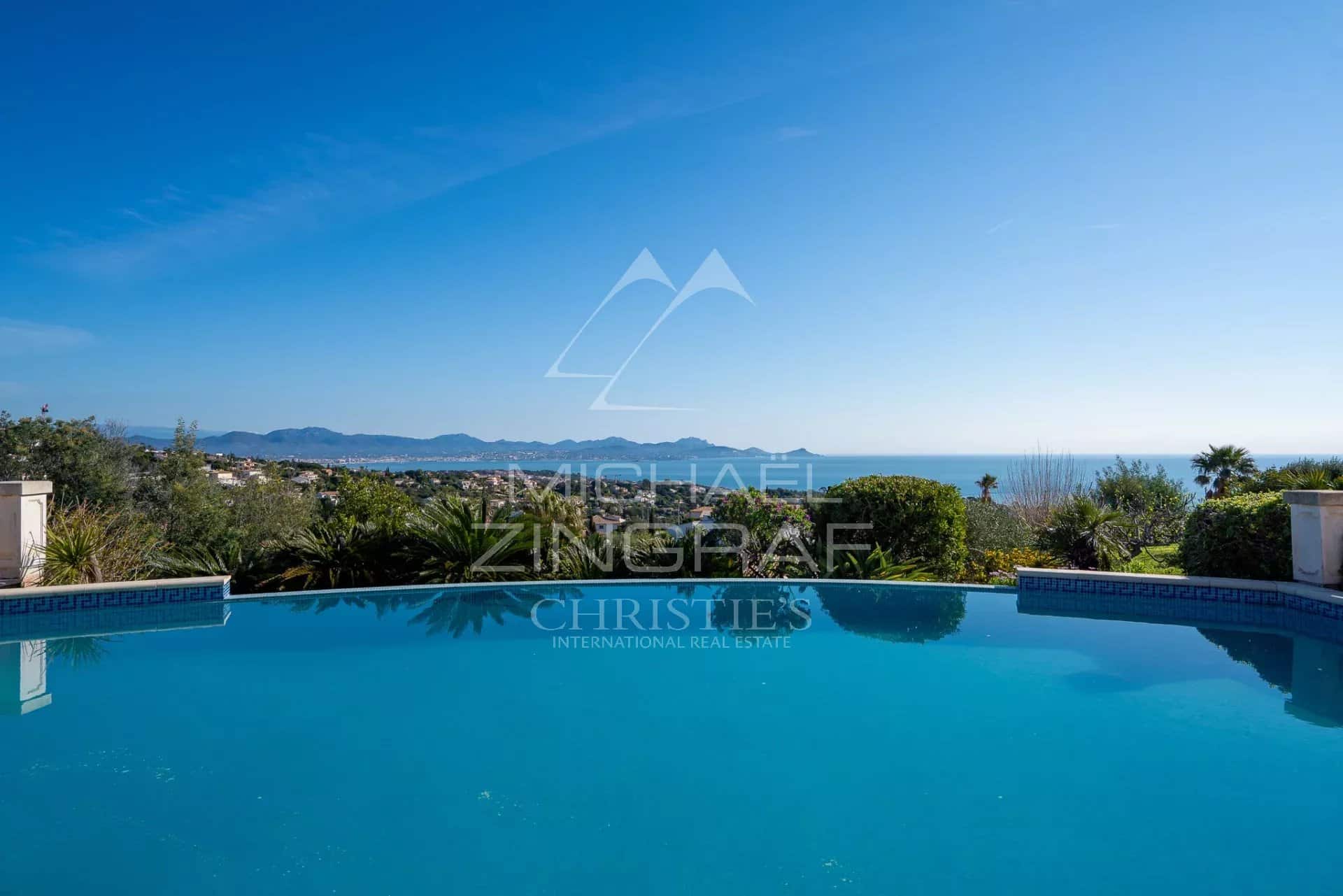 Vue panoramique sur la mer depuis une villa aux Issambres, Roquebrune-sur-Argens.