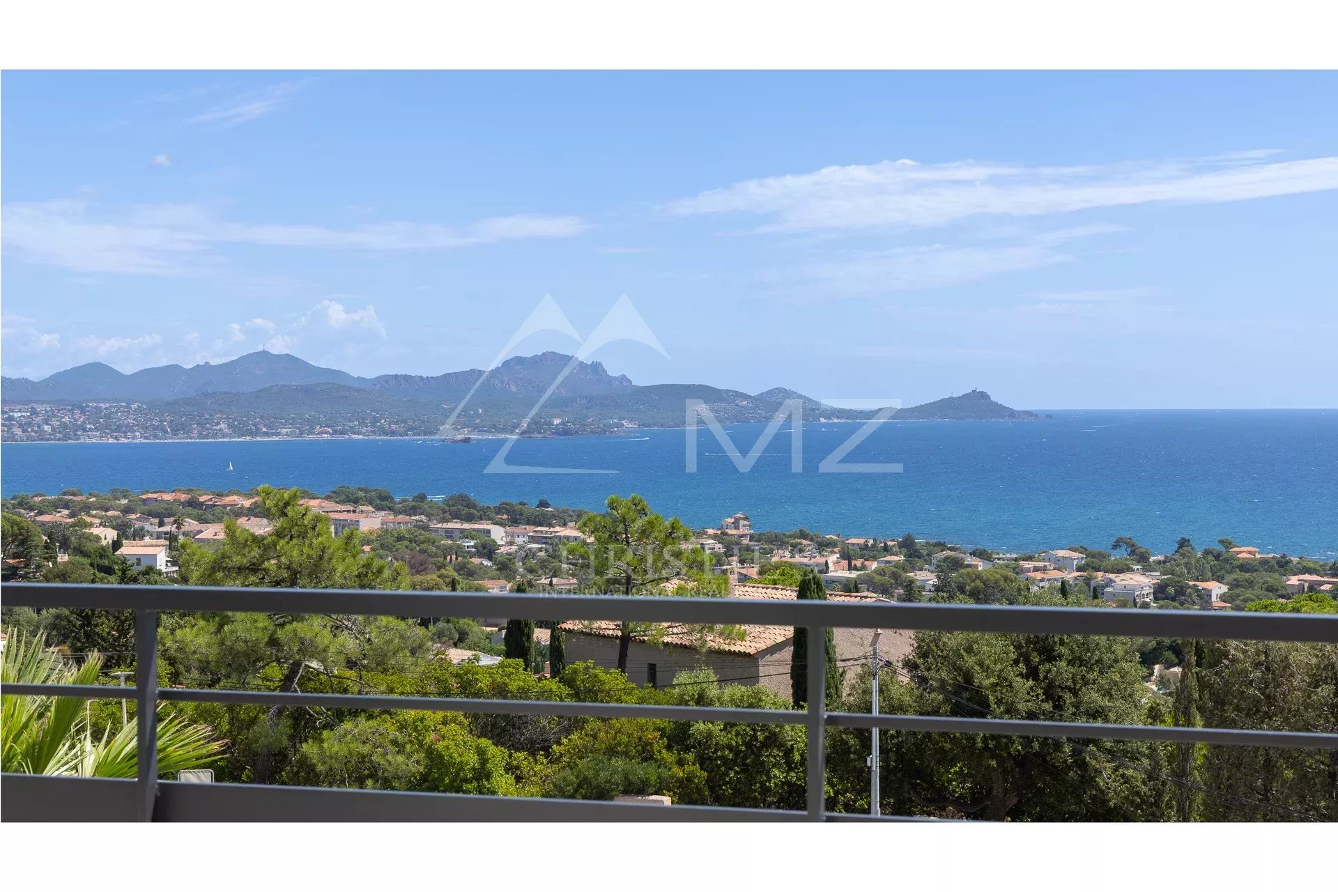 Contemporary villa with sea view Panoramic view of the sea and the Esterel Massif from a contemporary villa in Les Issambres.