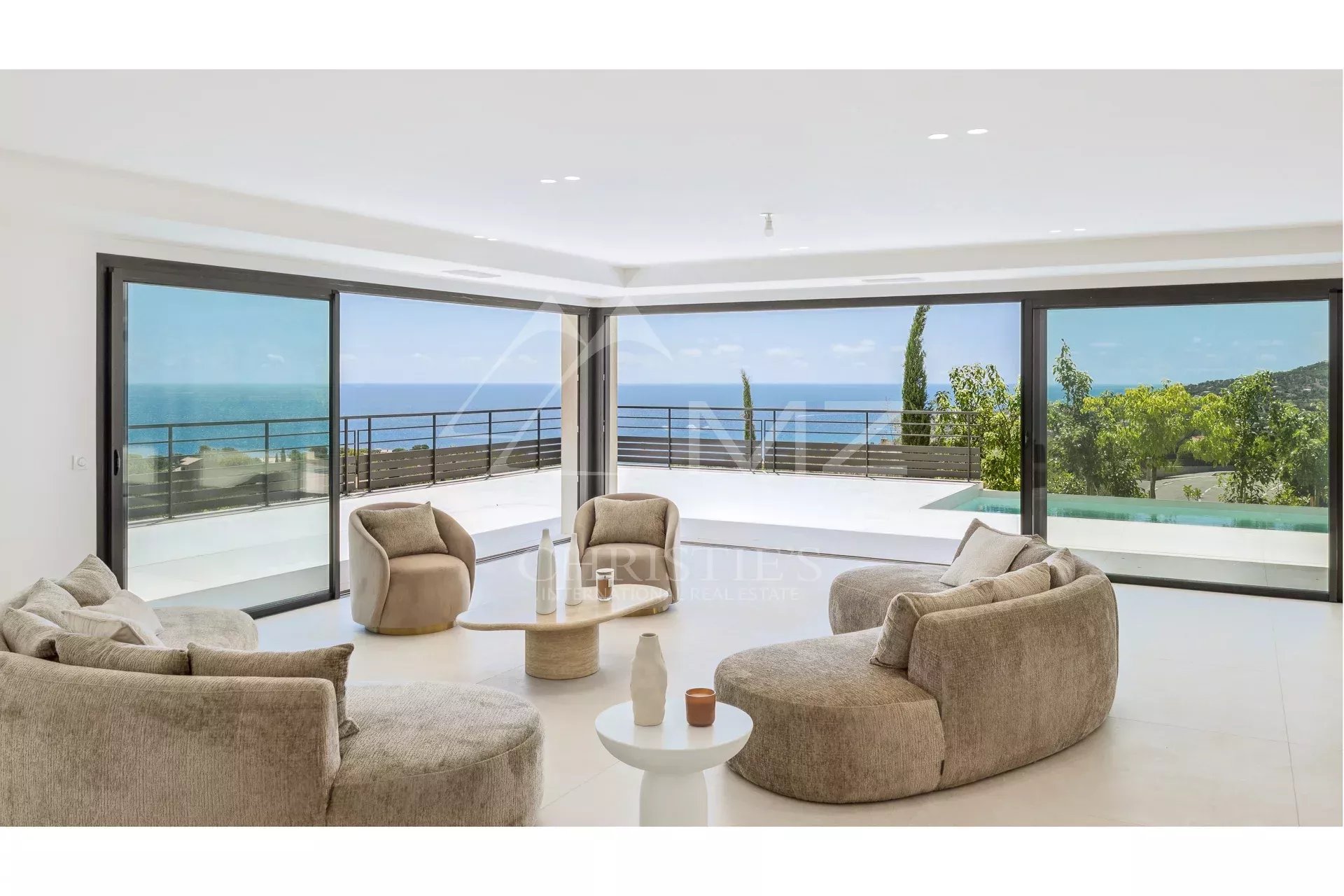 Contemporary villa in Les Issambres Interior of a contemporary villa with sea views, modern and bright furnishings.