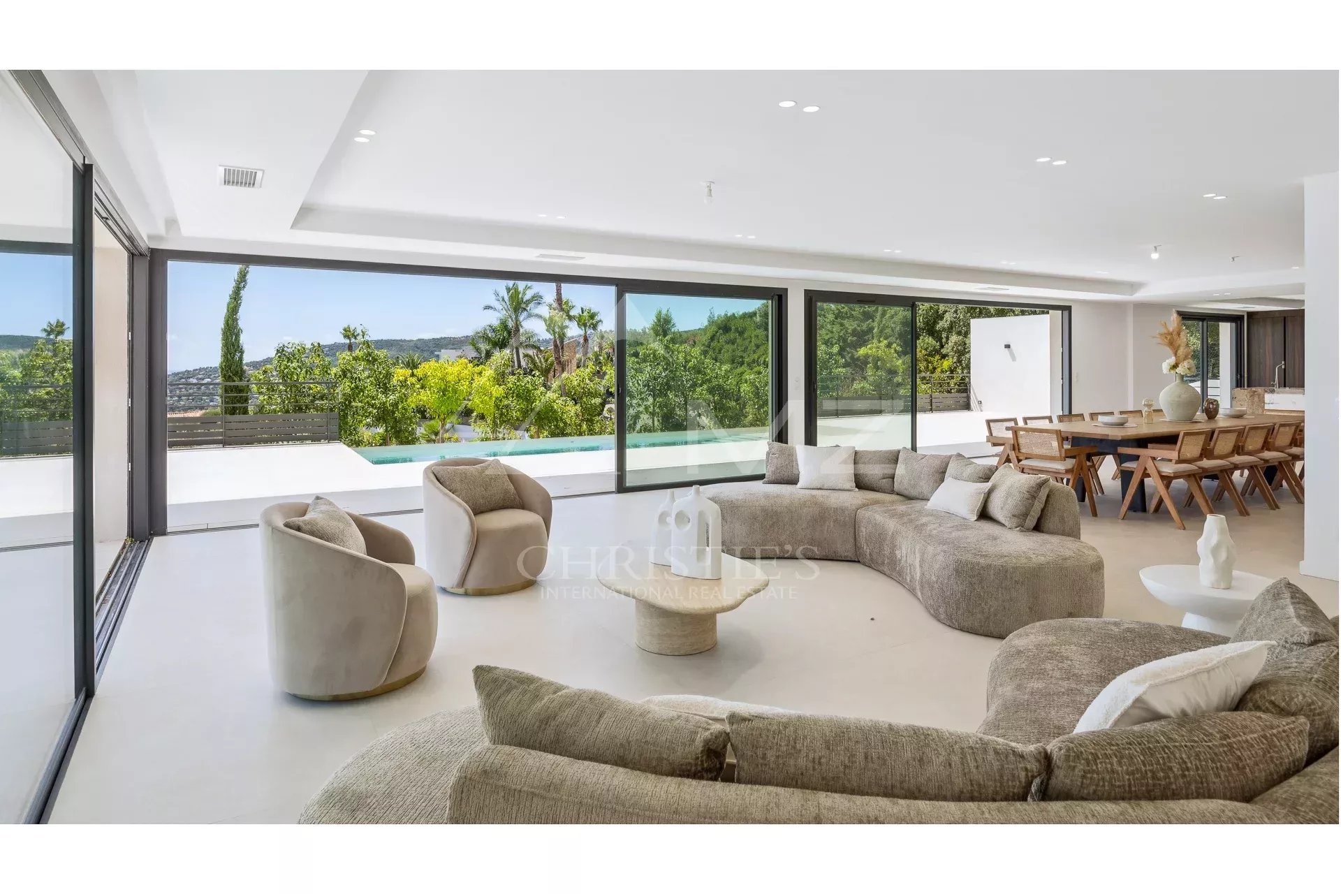 Contemporary villa in Les Issambres Interior of a contemporary villa with views of the sea and the Estérel Massif, Les Issambres.