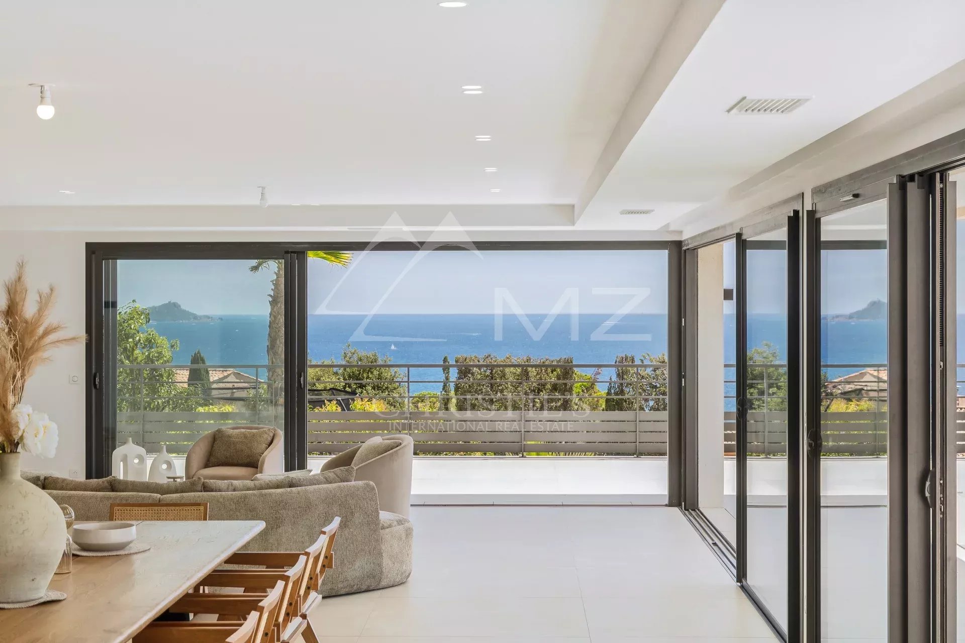 Contemporary villa in Les Issambres Interior of a contemporary villa with views of the sea and the Estérel Massif, Les Issambres.