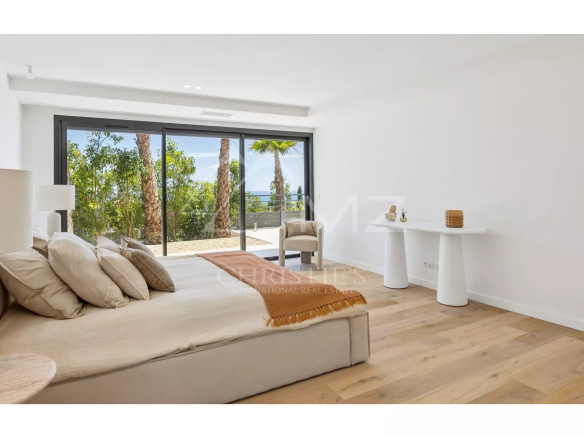 Bright room with sea view, contemporary decor and access to a terrace.
